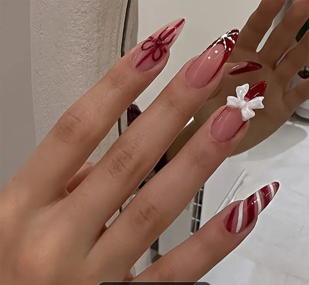 Faux ongles en formes d'amande moyenne