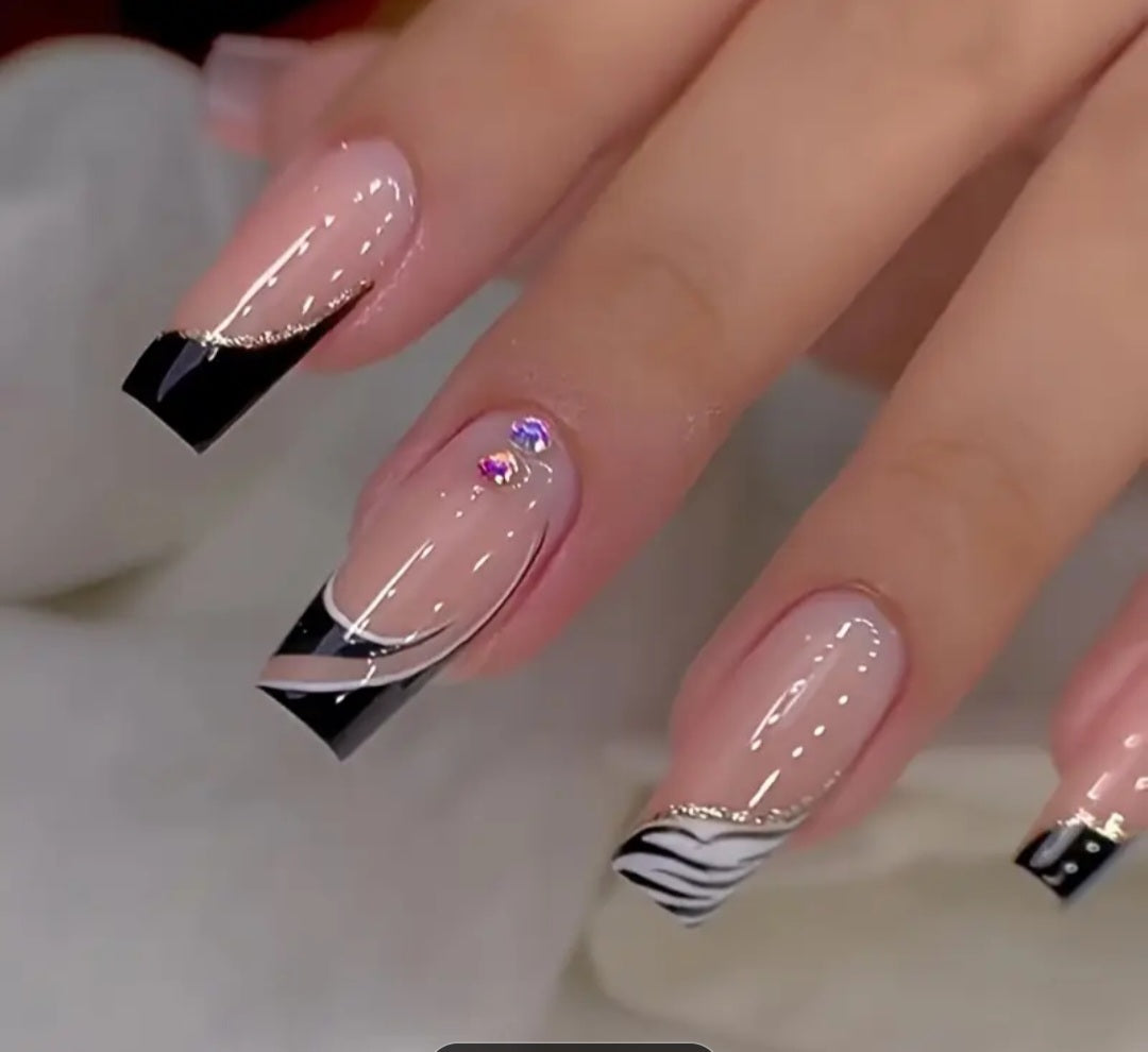 Faux ongles zèbre noir et blanc avec design minimaliste en strass,