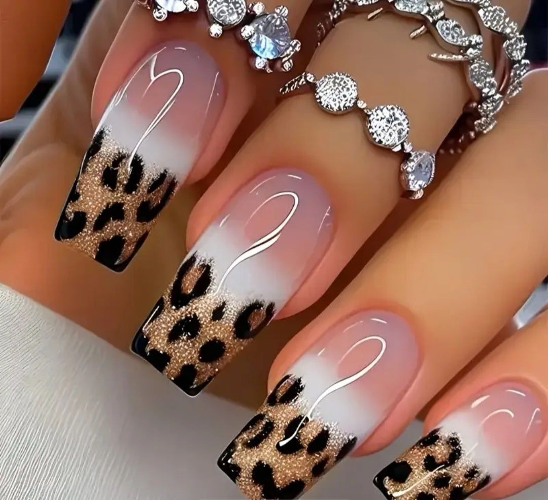 Faux ongles ornés d'un élégant motif léopard